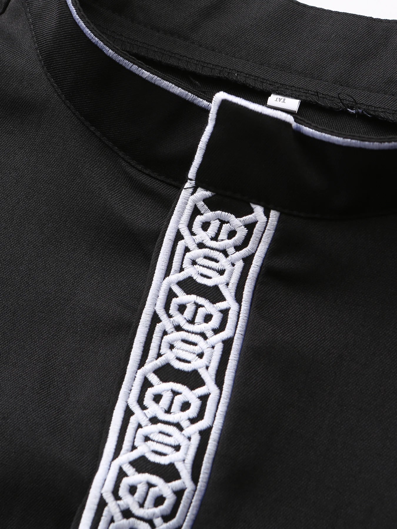 Men’s Black Embroidered Thobe – Classic Islamic Long Sleeve Robe